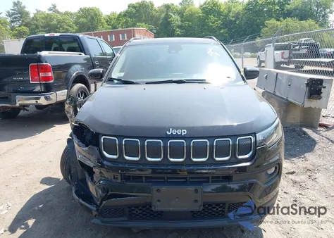 2022 Jeep Compass Latitude 4X4 z USA, uszkodzony, nr VIN 3C4NJDBB0NT208110